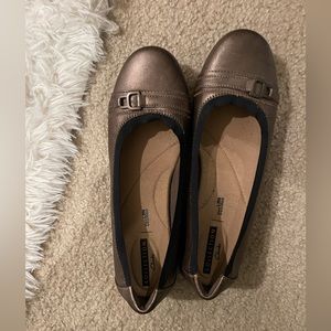 Clarks cushioned flats. Never worn out of the house, so they’re as good as new!